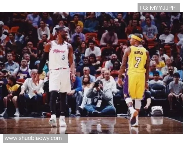 湖人对决热火精彩回顾11月19日比赛全场亮点与精彩瞬间分析 湖人对决热火精彩回顾11月19日比赛全场亮点与精彩瞬间分析